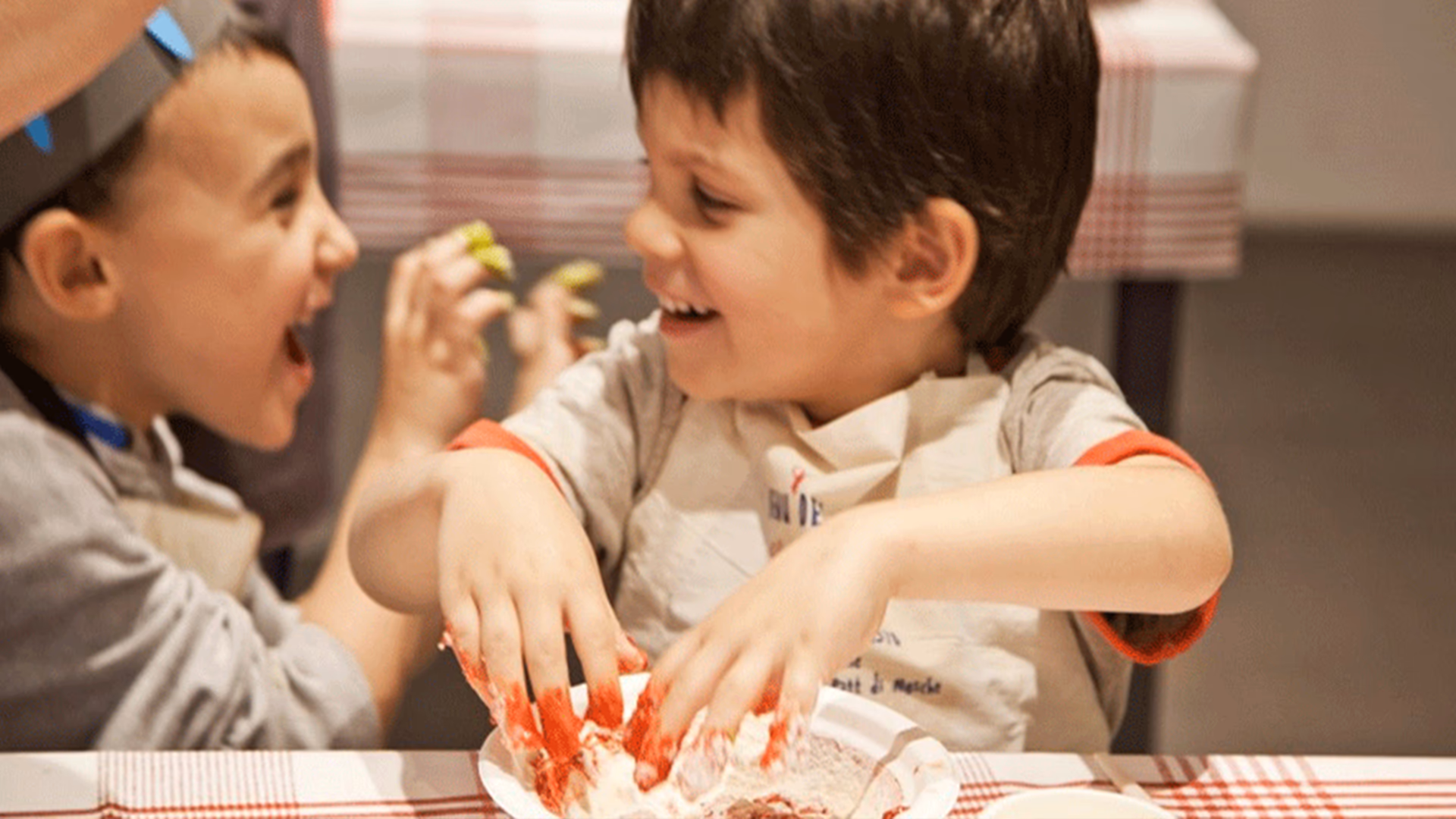 Minik Eller Pizza Yapıyor
