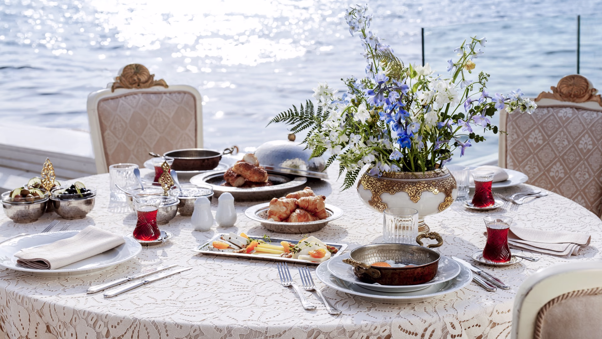 Yalıda Caz Eşliğinde Anneler Günü Brunchı : Neşet Ruacan & Ece Göksu