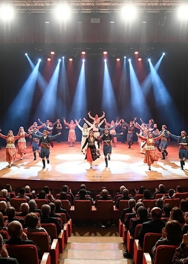 Çocuk Halk Dansları Topluluğu Gösterisi